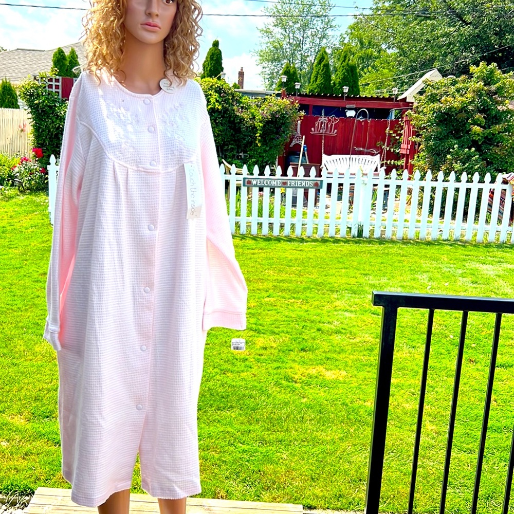 Miss Elaine Classics Robe